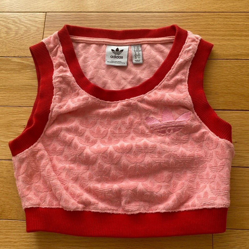 Cropped adidas top